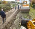 Bild: bk
Die Teerdecken werden noch vor dem Kirchweihfest am 17. November aufgebracht.