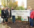 Bild: bey
Pleysteins Zweite Bürgermeisterin Andrea Lang und Schulleiter Edgar Hanner (von links) freuen sich über das neue Schild an der Zottbachtalschule, das Margit und Stefan Voit (Dritte und Vierter von links) designed und gefertigt haben. Lehrerin Martin Röder (Zweiter von rechts) hat die von Iris Merold (Dritte von rechts) entworfene Grafik umgesetzt.