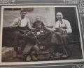 Bild: lue
Ein besonderes Bild hat Hans Höllerer noch aufgehoben. Er datiert es auf etwa 1911. Darauf zu sehen sind sein Großvater Michael Höllerer (rechts), sein Vater Karl als Kind (Mitte) und ein Schustergeselle.