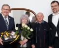 Bild: Wolfgang Steinbacher
"Im Grunde war es schon eine Sandkastenliebe", schmunzelt der Ehemann der Enkelin über die lange Beziehung von Esfir und Alexander Aranowitsch, die nun im gleichen Alter von 82 Jahren ihre diamantene Hochzeit gefeiert haben. Dazu gratulierten Bürgermeister Martin Preuß (links) und Ambergs Rabbiner Elias Dray (rechts).