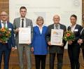 Bild: carsten-kobow.de
Nach der Preisverleihung (von links): Jugendkoordinator Hans-Jürgen Geier und Frederic Pröls (beide FV 1921 Vilseck), Heidrun Thaiss (Leiterin der BZgA), Karl Heinz Grollmisch (Organisator vor Ort), Lehrerin Lena Strobl (Sportbeauftragte der Grund- und Mittelschule Vilseck) und Schirmherrin Sabine Weiss (Parlamentarische Staatssekretärin beim Bundesminister für Gesundheit).