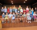 Bild: khg
Die Klasse 4a nach ihrem Kirwatanz mit dem Oberkirwapaar Antonia und Josef, dahinter Lehrerin Vanessa Honig (links) und Rektorin Petra Ligensa (rechts).