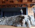 Bild: exb/ Mirko Streich
Da fehlt nicht viel bis zur Decke: Bühnenbauer Anton Beer auf dem höchsten Punkt des Theaterfelsens.