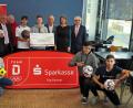 Bild: Dobmeier
Der Integrationsgedanke über den Sport brachte 1000 Euro Preisgeld aus dem Sportabzeichenwettbewerb der Sparkassen und es freuten sich die erfolgreichen Schüler der Pestalozzi-Schule über Bälle und Sportmaterial. Die Ehrengäste mit OB Kurt Seggewiß (hinten links) und Vorstandsvorsitzender Ludwig Zitzmann (hinten rechts) von der lobten die gelebte Integration. Bild: Dobmeier