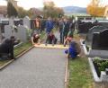 Bild: dl
In einer Gemeinschaftsleistung brachten freiwillige Helfer den Hauptweg am Friedhof in Kulz auf Vordermann.