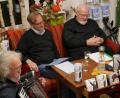 Bild: tr
Walter Pilsak, Berthold Kellner, Hans und Hildegard Lauth (von links) gestalteten einen kurzweiligen Abend mit Werken und Geschichten aus dem Leben von Karl Valentin.