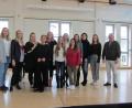 Bild: aks
Hausherr Benedikt Boßle (rechts) hieß Gesangspädagogin Sabine Lahm (Fünfte von links), Korrepetitorin Sandra Vucenovic (Vierte von links) und ihre Meisterschülerinnen in der Berufsfachschule für Musik willkommen.