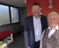 Bild: gef
Dem Jubilar Rudolf Ries (rechts) aus Etsdorf gratuliert Bürgermeister Alwin Märkl zum 80. Geburtstag.