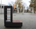Bild: pko
Die neue Bücherkiste steht vor der Schwarzachtalhalle bereit.