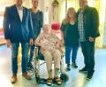 Bild: jzk
Zweiter Bürgermeister Hermann Schraml, stellvertretender Pflegedienstleiter Kevin Wienerl, Tochter Claudia und Schwiegersohn Rainer (stehend von links) gratulierten Anna Hofmann zu ihrem 80. Geburtstag.