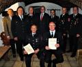 Bild: ibj
HKA-Vorsitzender Georg Götz, 2. Vorsitzender Josef Erras, Kreisbrandinspektor Christof Strobl, Bürgermeister Bernhard Lindner, 2. Kommandant Christian Graf und Vorsitzender Franz-Josef Rauch (hinten von links) dankten Martin Graf und Martin Weiß (sitzend von links) für 40-jährige Mitgliedschaft.