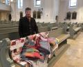 Bild: fjo
Über die Unterstützung aus Waidhaus freut sich Manuela Simmerl und nimmt die vor Ort gefertigten Decken in der Emmeramskirche für Kinder in Rumänien in Empfang.