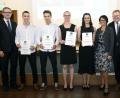 Bild: Petra Hartl
Verleihung des Kulturförderpreises 2019 (von links): Laudator Wolfgang Dersch, die Konzertgitarristen Robin und Eric Engel, die Flötistinnen Lisa-Marie Holzschuh und Annette Knab, Ramona Grosser (Siemens AG), Oberbürgermeister Michael Cerny und Kulturamtsleiter Reiner Volkert.