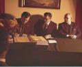Bild: exb/Stadtmuseum Weiden
Landgerichtspräsident Dr. Adolf Schuster (rechts) war mit Bürgermeister Karl Millner (Mitte) und OB Hans Schröpf Initiator der Partnerschaft der beiden Weiden. Im November 1977 unterzeichneten sie in Weiden am See die offizielle Partnerschaftsurkunde.