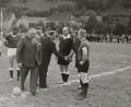 Bild: exb
1965 bei der Sportheimeinweihung des 1. FC Rieden: Schiedsrichter Georg Wienzek (Mitte) und Landrat Hans Raß (links am Ball).