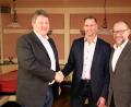 Bild: jma
Thomas Riedl (Mitte) ist der Bürgermeisterkandidat der Freien Wähler in Eschenbach. Landesvorstand Bernhard Schmidt und Zweiter Bürgermeister Karl Lorenz wünschen viel Erfolg.