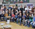 Bild: rha
Bevor man den Pfannkuchenweg in Angriff nahm, versammelten sich die Beteiligten des Landwirtschaftsamts sowie der Grund- und Mittelschule Vilseck mit den Kindern. Mit dabei (hinten, von links): Jutta Forster (AELF) und Lehrerin Ricarda Kräuter.