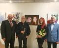Bild: Kurmittelhaus Sibyllenbad/exb
„Schülerin & Mentor“: Sarah Weise gemeinsam mit ihrem Lehrer Robin Seur (2. von links), Bürgermeister Klaus Meyer (links) und Sibyllenbadchef Gerhard Geiger bei der Ausstellungseröffnung im Neualbenreuther Kurmittelhaus.