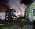 Bild: hme
Die Feuerwehr kämpft gegen die Flammen in Grünau. Am 30. Oktober brannte hier eine Scheune nahe der Bahnlinie. 150 Einsatzkräfte verhinderten ein Übergreifen der Flammen auf das Wohnhaus.