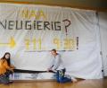 Bild: Gabi Schönberger
Noch wollen die Schülerinnen Ilona Feldmann und Sarah Böckl (von links) von der Klasse Q12 des Elly-Heuss-Gymnasiums das neue Wandgemälde nicht enthüllen.