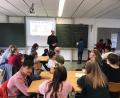 Bild: exb/Barbara Neuber
Schüler mit und ohne Fluchterfahrung nehmen an einem Projekttag an der Mittelschule teil. Das Ziel: ein Umdenken anzuregen und gegenseitiges vorurteilsfreies Verständnis zu fördern.