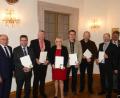 Bild: bey
Stellvertretender Landrat Albert Nickl dankt den Kommunalpolitikern Josef Illing, Ulrich Danzer, Rita Rosner, Lothar Löw, Günther Meißner und Eduard Forster (von links) mit der Dankurkunde für ihre jahrzehntelange kommunalpolitische Tätigkeit. Regierungsdirektor Alfred Scheidler und Bürgermeister Martin Schreglmann (von links) gratulieren zu der Auszeichnung.