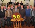 Bild: Dobmeier
Die Forstbetriebsgemeinschaft Neustadt/WN-Süd dankt ihren Gründungsmitgliedern bei der 50-Jahr-Feier. Die Ehrengäste sehen den Waldumbau als zukünftige Herausforderung.