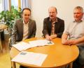 Bild: gru
Informationen zum Konzept Rufbus innovativ bekommt (von links) Bürgermeister Hans-Jürgen Strehl von Hans-Jürgen Haas, Geschäftsführer des Zweckverbands Nahverkehr Amberg-Sulzbach, und Manfred Kugler vom Busunternehmen Meidenbauer. Sie wird zwischen Edelsfeld und Neukirchen unterwegs sein.