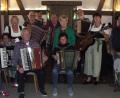 Bild: ang
Teufelsgeiger Hans Riedl (rechts) aus Kondrau mit seinen Musikerfreunden des Rechersimer-Musikantenstammtisches bei der Kirwafeier.