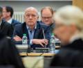 Archivbild: Lino Mirgeler/dpa
Joachim Wolbergs (SPD), der suspendierte Oberbürgermeister von Regensburg, sitzt im Gerichtssaal des Landgerichts.