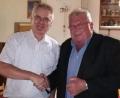 Bild: hai
Vorsitzender Adolf Pinzer (rechts) dankte Albert Reger für 39 Jahre Mitarbeit in der Vorstand der Eisenbahnerkameradschaft und besonders aktive Mitgliederwerbung.