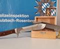 Bild: Polizei Suilzbach-Rosenberg
Diese beiden Messer stellten die Beamten aus den Taschen des Mannes sicher.
