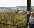 Bild: Lowak
Vom Galgenkatherl aus bietet sich dem Wanderer ein schöner Blick auf Windischeschenbach. Der OWV hat dort ein Kreuz aufgestellt, eine Bank lädt zur Rast ein. Karl Schieder besucht den Aussichtspunkt immer wieder gerne.