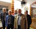 Bild: ens
Die ehemaligen Markträte Hans Scheuerer, Josef Zangl und Albert Reitinger (hinten, von links) stehen voll und ganz hinter dem Marktrat Johann Neuber und dem vorgeschlagenen Bürgermeisterkandidaten Fritz Steinhiber (vorne von links).