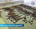 Bild: Polizei Niederbayern
Im Anwesen des Rentners konnten insgesamt 63 Langwaffen und 6 Kurzwaffen, sowie mehrere Tausend Schuss Munition sichergestellt werden.