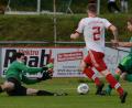 Bild: mr
Daniel Augustin (rechts) vom FC OVI-Teunz scheitert am Tännesberger Keeper. Der FC will mit einem Sieg am Sonntag in Schmidgaden seine Führungsposition eventuell sogar noch ausbauen.
