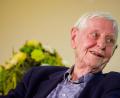 Bild: Nicolas Armer/dpa 
Der Schriftsteller Hans Magnus Enzensberger nahm 2017 in Waischenfeld (Kreis Bayreuth) an einer Podiumsdiskussion bei einem Literaturfestival anlässlich des Treffens der Autorenvereinigung Gruppe 47 teil.