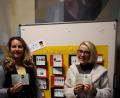 Bild: exb
Kerstin Richtsteiger und Silke Karl zeigen ihre DDR-Pässe mit den Stempeln für das Begrüßungsgeld, dass sie sich bei ihrem ersten West-Ausflug abgeholt haben.