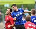 Bild: G. Büttner
Ein ungleicher Vergleich: Der Tabellenzweite SpVgg SV Weiden gewann bereits die Vorrundenpartie gegen die SpVgg Pfreimd klar mit 5:0 und reist als haushoher Favorit zum Rückrundenspiel an. In dieser Szene behält der Weidener Stefan Graf im Kopfballduell gegen den Pfreimder Marco Brumec die Oberhand.