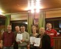 Bild: prh
An 28 Tischen karten die Schafkopffreunde beim Preisschafkopf des Bayern-Fanclubs Neustadt. Organisiert hatten das Turnier Alois Kirner (Zweiter von links) und Peter Lingl (rechts).