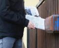 Bild: Gabi Schönberger
Ein Austräger bringt die aktuelle Zeitung. Die Frage ist, meint Dietmar Wolff: Wie lange gibt es diesen Service noch?