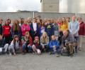 Bild: Evangelisches Dekanat Weiden/exb
Vor einem Rest der Berliner Mauer erlebten die Jugendlichen nicht nur ein bedrückendes Kapitel der deutschen Geschichte, sondern posierten auch für das obligatorische Gruppenfoto.