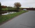 Bild: sne
Gern wird hier schnell gefahren. Fahrzeuge sind sogar schon im Weiher gelandet. Der Gemeinderat will nun ein durchgängiges Tempo 70 Limit durchsetzen.