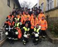 Bild: soj
Die Truppführerprüflinge mit den Schiedsrichtern am Ebnather Feuerwehrgerätehaus nach der bestandenen Prüfung.