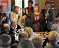 Bild: ag 
„Wohlergehen und Erfolg“ wünscht Bundesfamilienministerin a. D. Renate Schmidt den Hirschauer Bürgern und ihrer SPD alles Gute zum 100. Geburtstag, als sie sich ins Goldene Buch der Stadt einträgt. Über ihren Besuch in der Kaolinstadt freuen sich (hinten, von links) Landrat a. D. Armin Nentwig, SPD-Vorsitzender Günther Amann, Zweiter Bürgermeister Josef Birner, Landratskandidat Michael Rischke, stellvertretende Landrätin Brigitte Bachmann, Bezirksrat Richard Gaßner und MdL a. D. Reinhold Strobl.