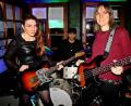 Bild: R. Kreuzer
Ein Blick auf die Bühne zeigt Dani Wilde (links), Victoria Smith und am Schlagzeug Jack Bazzoni.