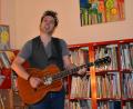 Bild: rgr
Seine Stimme und eine Gitarre - mehr braucht Markus Rill nicht, um Zuhörer zu begeistern.