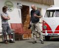 Bild: mmj
Fotograf Peter Gebhard (rechts) mit seinem "VW-Bulli" im Gespräch mit Johannes Holler beim Grenzwirtshaus Gerstmeier in Friedrichshäng