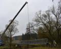 Bild: lue
Ein Kran hebt die 15 Meter lange und vier Tonnen schwere Stahlbrücke auf die vorhandenen Betonfundamente.
