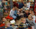 Bild: du
Die 14 Erstklässler der Grundschule Schirmitz fühlen sich zwischen den Bücherregalen sichtlich wohl.